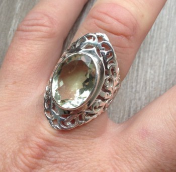 Zilveren ring met groene Amethist en open bewerkte setting